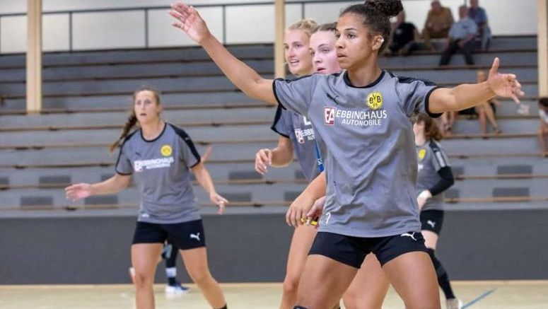 OUDINTERNATIONAL DELAILA AMEGA ZET PUNT ACHTER HAAR LOOPBAAN